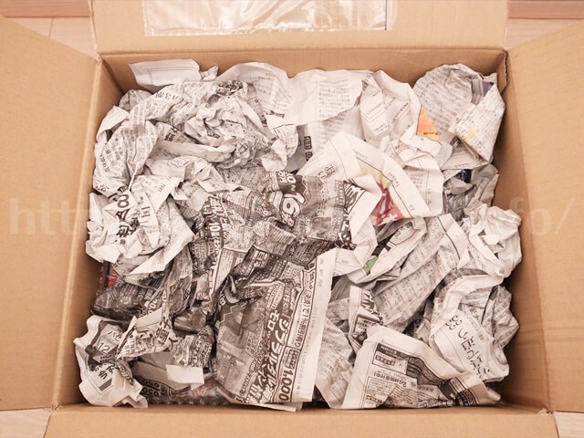 ダンボールに本買取アローズのロゴあり