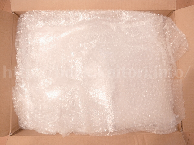 新聞紙でびっしり梱包されています