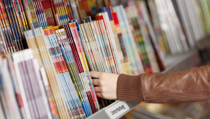 雑誌を手に取る風景