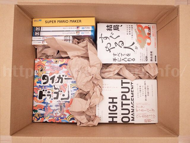 ダンボールに査定依頼の本を詰める