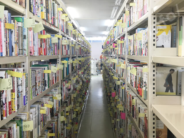 内部は図書館内の本棚があります